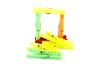 Plastik Wäscheklammern auf weißem Hintergrund