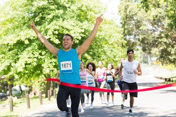 Obraz premium Runner crossing the finshline