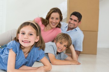 Obraz premium Happy family lying in their new house