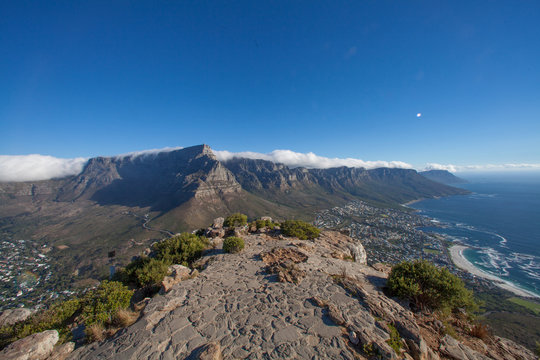 Blick vom Lionshead auf Tafelberg und Camps Bay