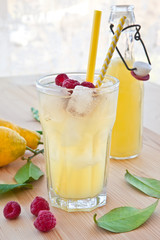 Fototapeta premium Kalte Limonade mit Zitronen