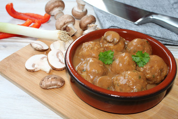 Fleischklößchen mit Pilzsauce - Jägerpfanne