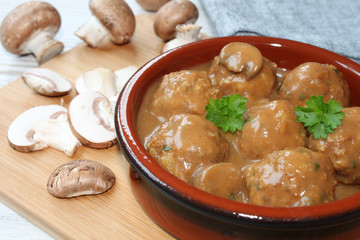 Fleischklößchen mit Pilzsauce