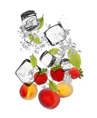 Rolgordijnen Vers fruit dat in waterplons valt © Jag_cz