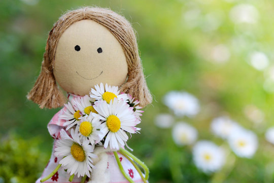 Stoffpuppe mit Blumen zum Muttertag