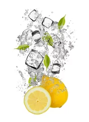 Schilderijen op glas Verse citroenen die in waterplons vallen © Jag_cz