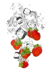 Rolgordijnen Verse aardbeien die in waterplons vallen © Jag_cz