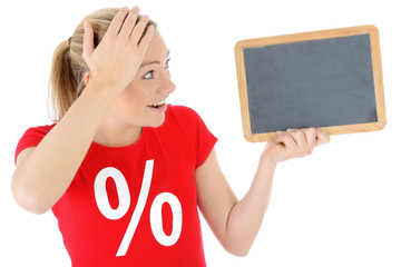 Twen im Sale-Shirt mit leerer Tafel