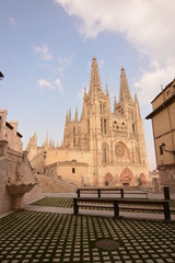 Plaza con fuente y bancos junto a la Catedral de Burgos
