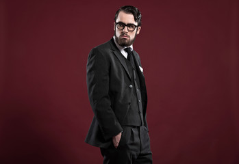 Obraz premium Retro 1900 fashion man with beard wearing grey suit black tie an