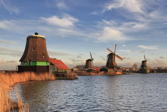 Paisagem t&iacute;pica da Holanda com os seus moinhos de vento