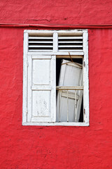 Fototapeta na wymiar Stare okna. Melaka, Malezja