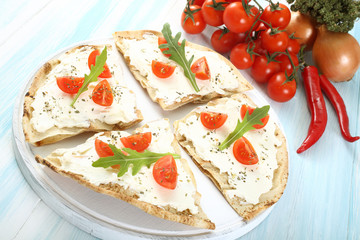 pizza con formaggio e pomodoro sfondo bianco