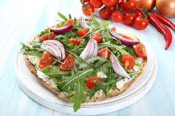pizza vegetariana con verdure fresche