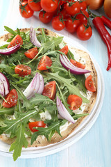 pizza vegetariana cipolla rucola e pomodoro