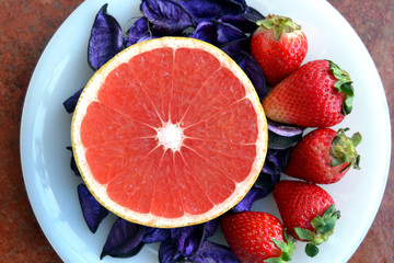 Lim, strawberries and petals on a plate