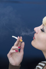 Obraz premium Smoking woman with a cigarette