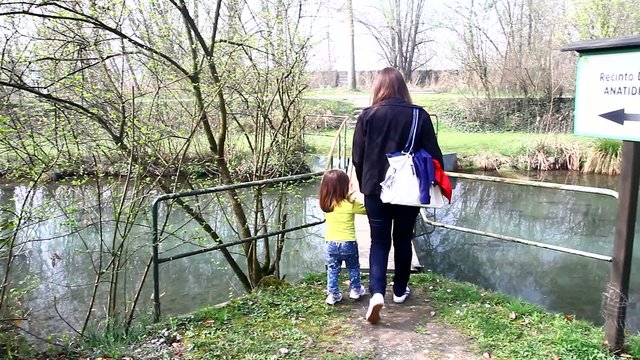 mamma e bimba nella natura