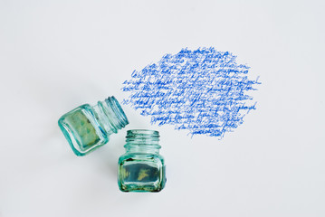 Tintenfass und Schrift
