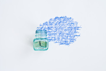 Tintenfass und Schrift