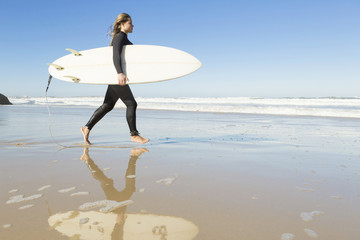 Fototapeta na wymiar Surfer girl