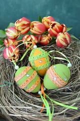 Ostereierdekoration mit Tulpen und Textfreiraum