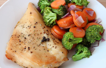 Grilled chicken breast with vegetables