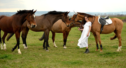 Belle jeune fille avec un cheval