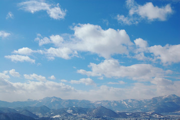 冬の札幌の山並みと空