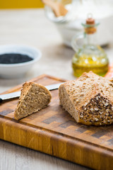 Pagnottella di pane ai cereali posata su un tavolo