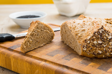 Pagnottella di pane ai cereali posata su un tavolo
