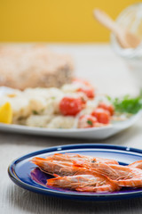 Piatto in ceramica blu con gamberi di mare