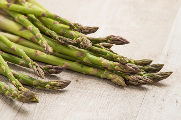 Asparagi freschi appoggiati su tavolo di legno