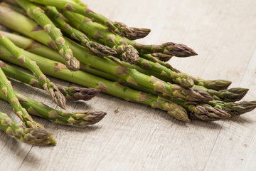 Asparagi freschi appoggiati su tavolo di legno