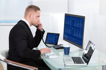 Naklejka premium Hardworking businessman at his desk