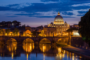 Naklejka na ściany i meble Nocny widok na katedrę Świętego Piotra w Rzymie, Włochy