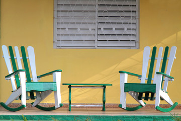 Deux fauteuils sur le balcon