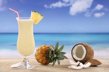 Pina Colada Cocktail am Strand im Urlaub