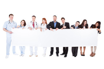 Obraz premium Doctors and managers showing empty banner