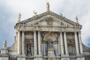 Fototapeta premium Facade of Venice Church with Statues