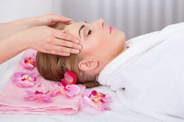 Obraz na płótnie Canvas Young Woman Getting Head Massage