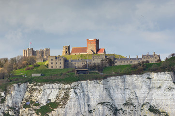 Fototapeta na wymiar Port w Dover i jego zamek