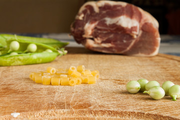 Piselli fotografati su tagliere