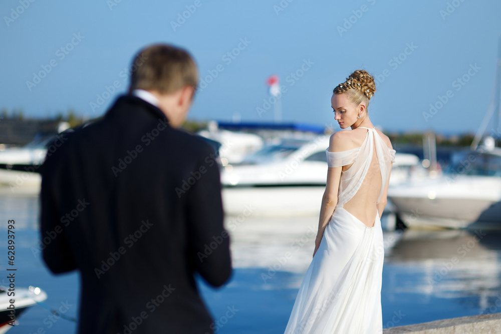 Wall mural Bride posing for her groom