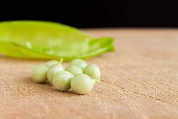 Piselli fotografati su tagliere