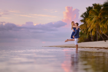 Fototapeta premium Beautiful romantic couple on a tropical beach
