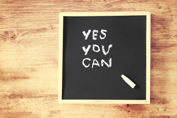 Fototapeta premium chalkboard with the phrase yes you can written on it
