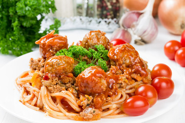 Spaghetti bolognese with beef meatballs