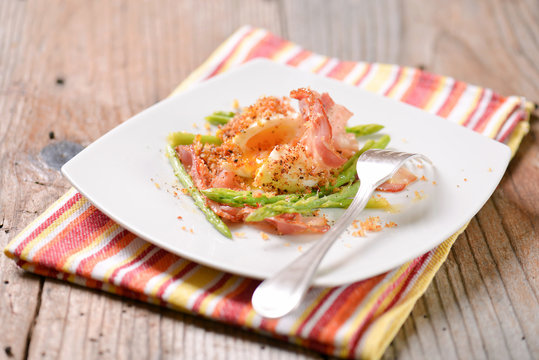 Barzotte impanate con asparagi e pancetta affumicata