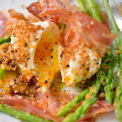 Barzotte impanate con asparagi e pancetta affumicata